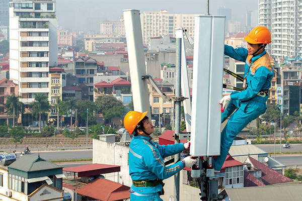 TP.HCM đề xuất triển khai trạm BTS 5G trên biển báo giao thông, đèn đường