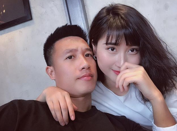 Huy Hùng sang UAE cùng tuyển VN, bạn gái ở nhà làm điều bất ngờ này