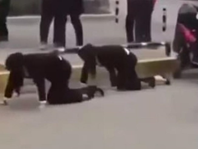 Buộc nhân viên bò trên phố vì không đạt chỉ tiêu bán hàng