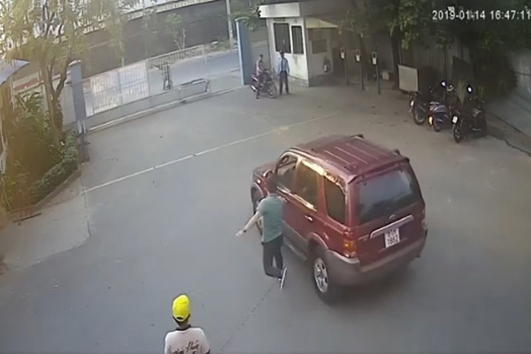 Ô tô lao vút ra đường đi khi tài xế vừa xuống xe