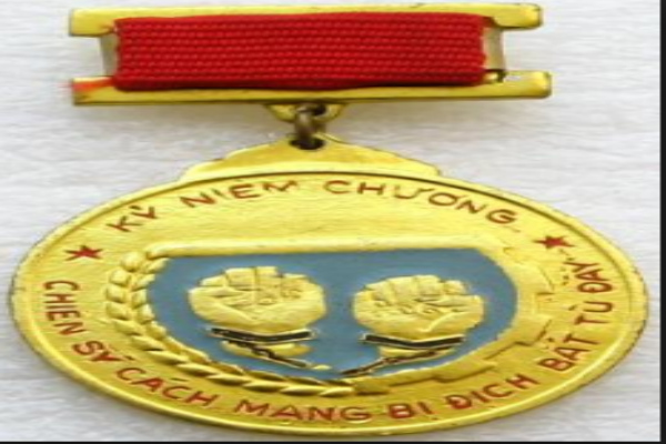 Thu hồi kỷ niệm chương 2 trường hợp làm lộ cơ sở cách mạng