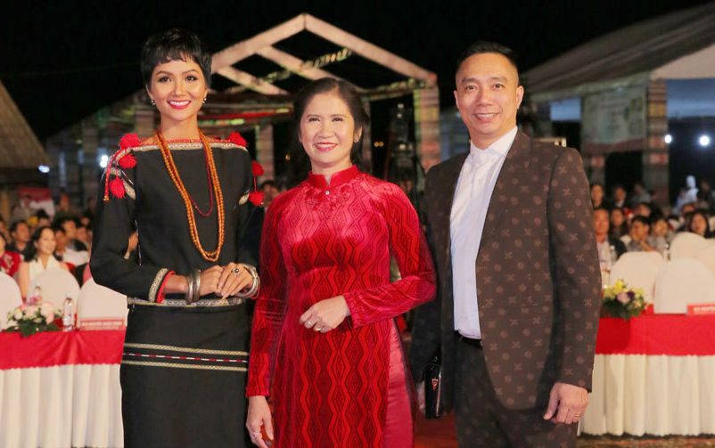 Mặc trang phục dân tộc kín đáo, H'Hen Niê vẫn đẹp rạng rỡ