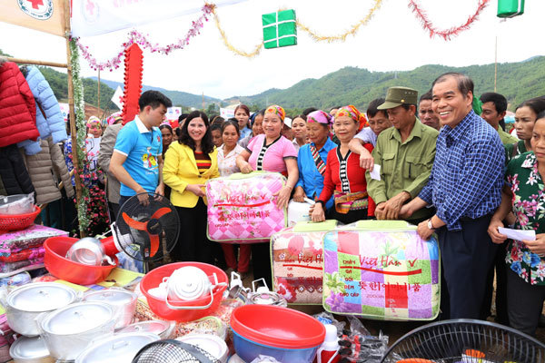 Tâm Bình góp Tết cho người dân vùng lũ Quan Hóa