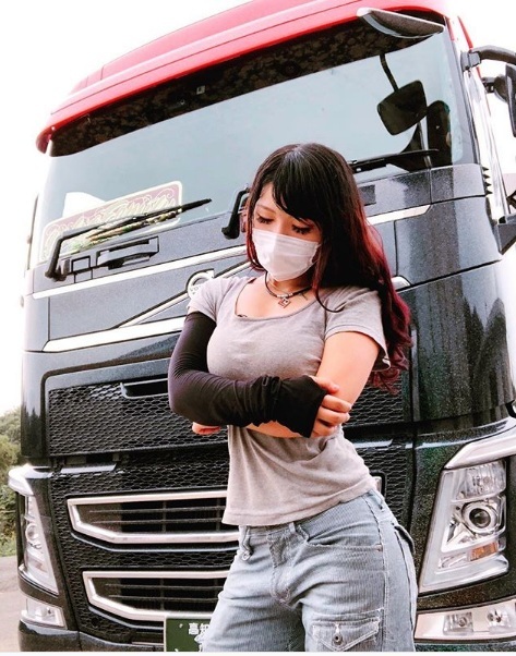 Gặp nữ tài xế xe tải xinh đẹp nổi tiếng châu Á