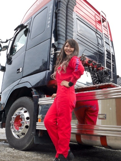 Gặp nữ tài xế xe tải xinh đẹp nổi tiếng châu Á