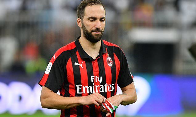 MU sắm tiền đạo tốc độ, Higuain gia nhập Chelsea