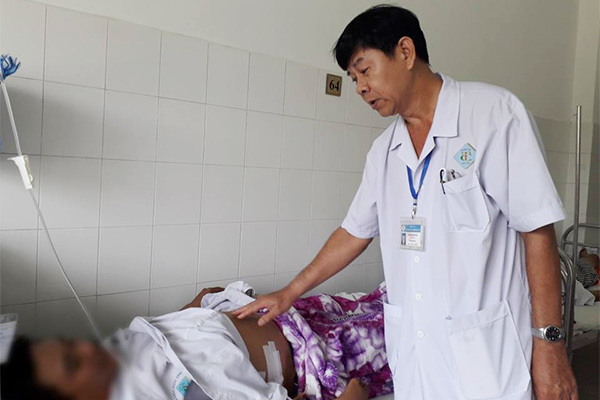 Hơn 1 giờ 'chạy đua' cứu sống bệnh nhân bị bạn nhậu đâm trọng thương