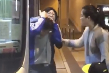 Tài xế bị 2 phụ nữ Trung Quốc giật tóc, đánh đập