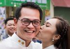 Vợ kém 19 tuổi hôn NSND Trung Hiếu đắm đuối trong ngày cưới