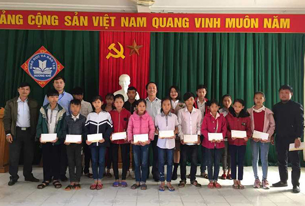 VietNamNet trao quà Tết cho học sinh nghèo tỉnh Hà Tĩnh