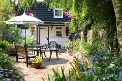 Sau 3 năm làm em kết nghĩa, cô gái trẻ khiến vợ sếp phó khóc nghẹn