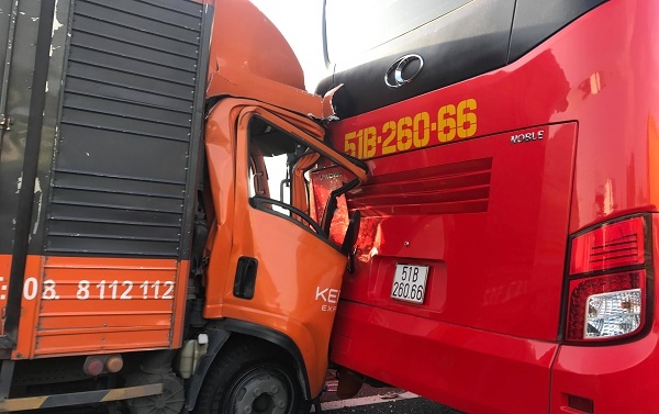 Ô tô tông nhau nát bươm trên cao tốc, hàng chục em nhỏ khóc thét