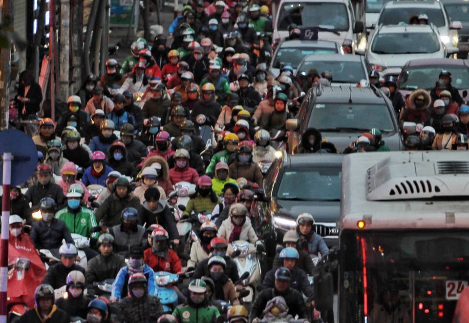 Bê trễ metro, bus: 30 năm nữa cũng khó cấm xe máy