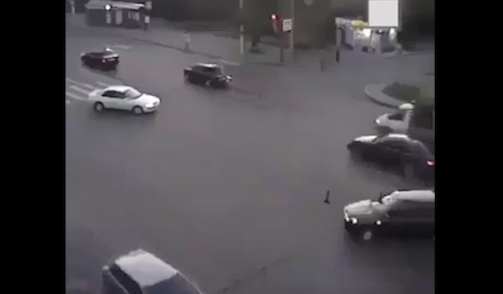 Xe máy lao với tốc độ bàn thờ, xẻ đôi ôtô