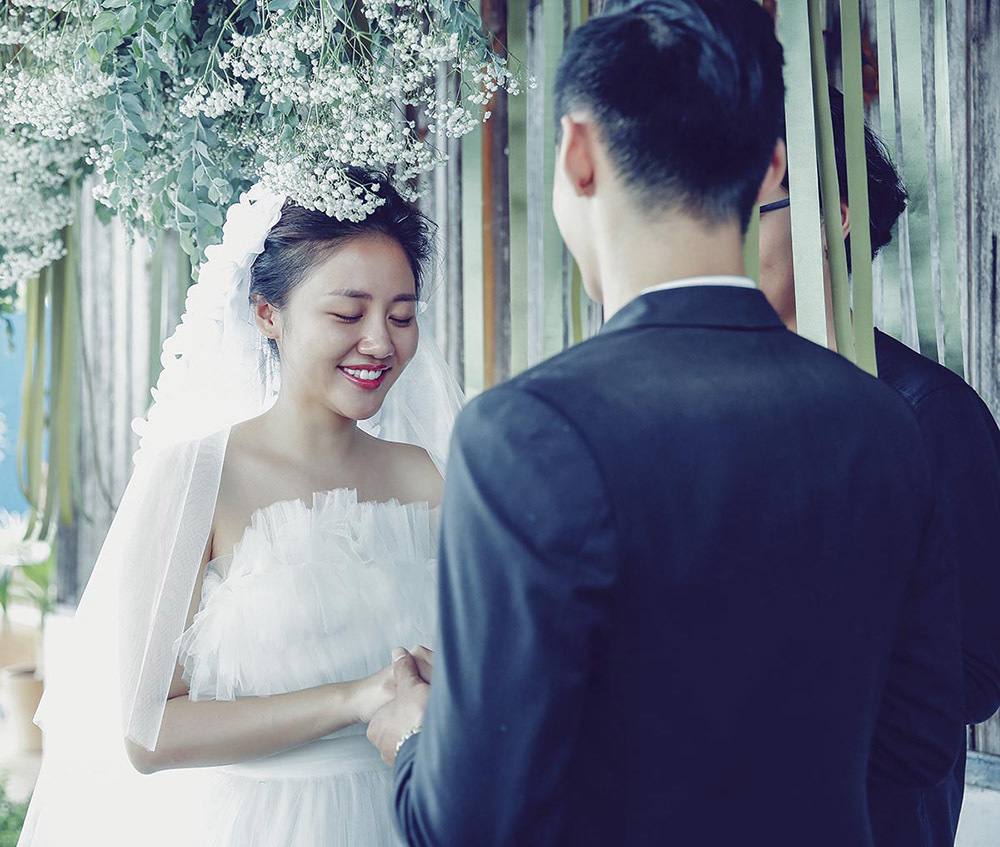 Văn Mai Hương cầu hôn bạn trai bí ẩn trong MV mới