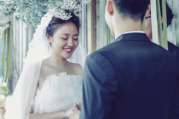 Văn Mai Hương cầu hôn bạn trai bí ẩn trong MV mới