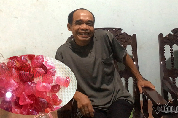 Đại gia đá đỏ đếm tiền cả ngày không hết giờ ra sao?
