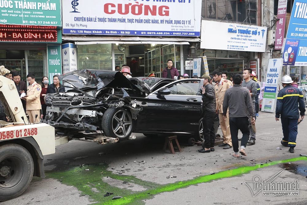 Ford Escape đâm 5 xe trên phố Ngọc Khánh: Công an làm việc với tài xế