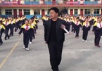 Thầy hiệu trưởng dạy học sinh nhảy trong giờ giải lao