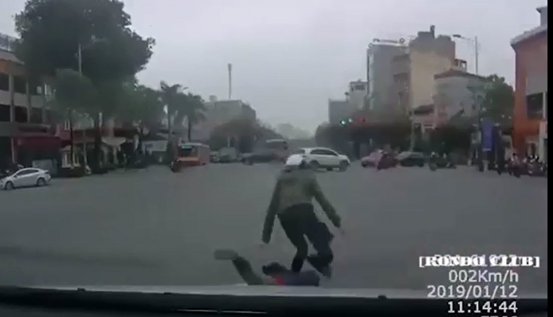 Mẹ chở con đi xe máy tạt đầu ngã trước ô tô