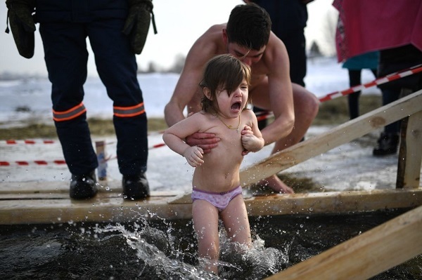 Xem dân Nga tắm hồ băng giữa trời tuyết rơi (+video) Xem-dan-nga-tam-ho-bang-giua-troi-tuyet-roi-2