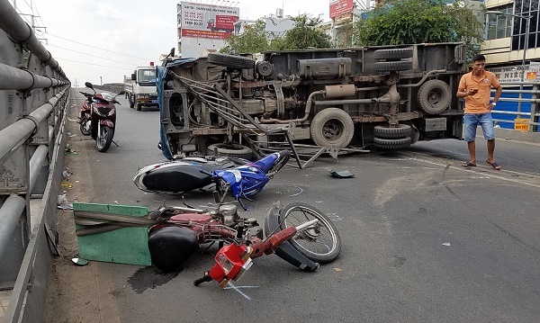 Xe tải lật tông trúng người đi đường, nhiều người hoảng loạn tháo chạy