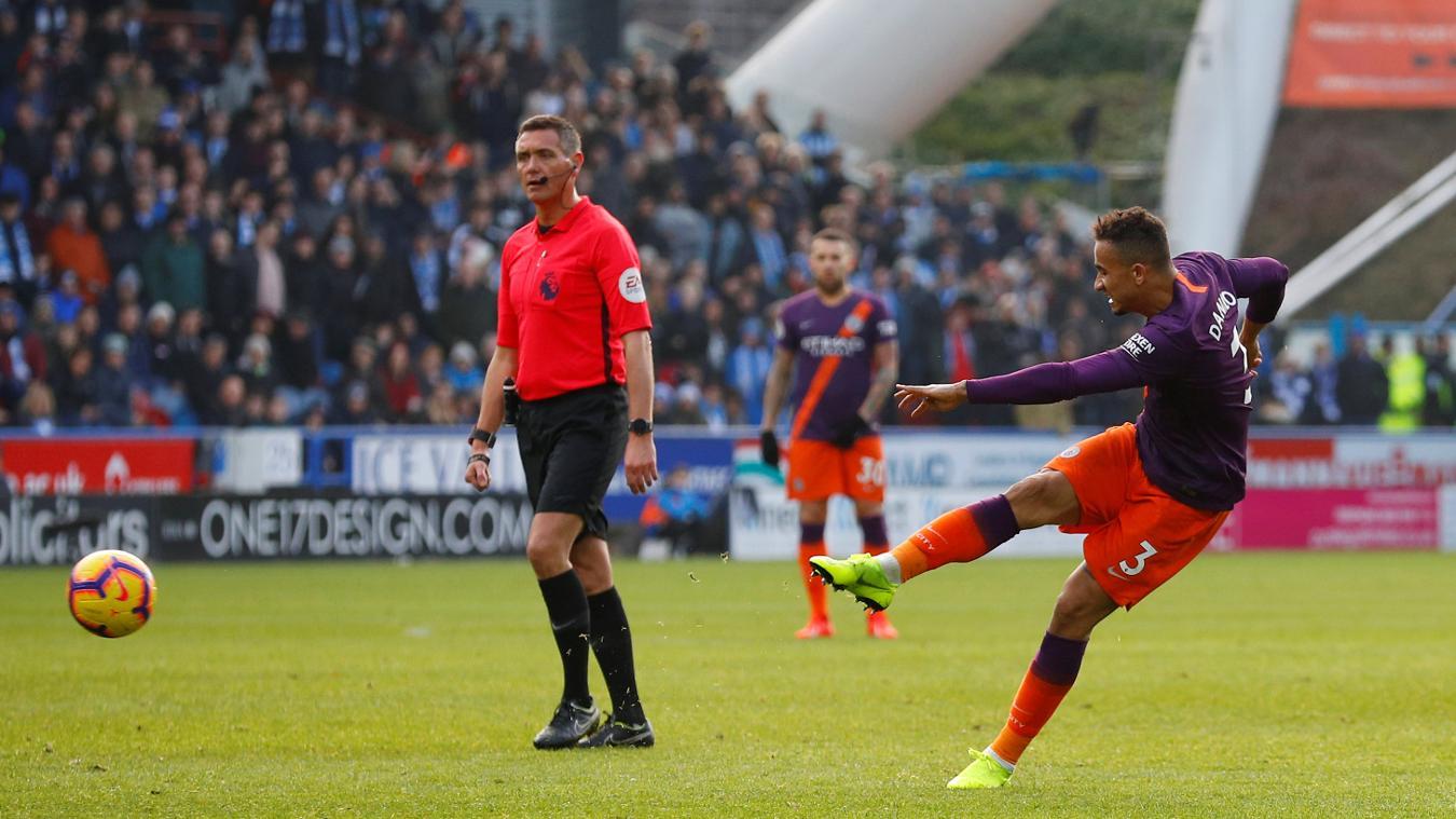 Hàng công thăng hoa, Man City đại thắng Huddersfield