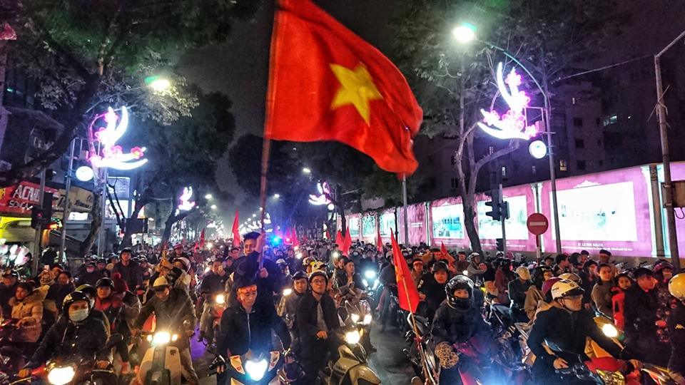 Việt Nam vào tứ kết Asian Cup: Vỡ òa chiến thắng, sung sướng vô cùng