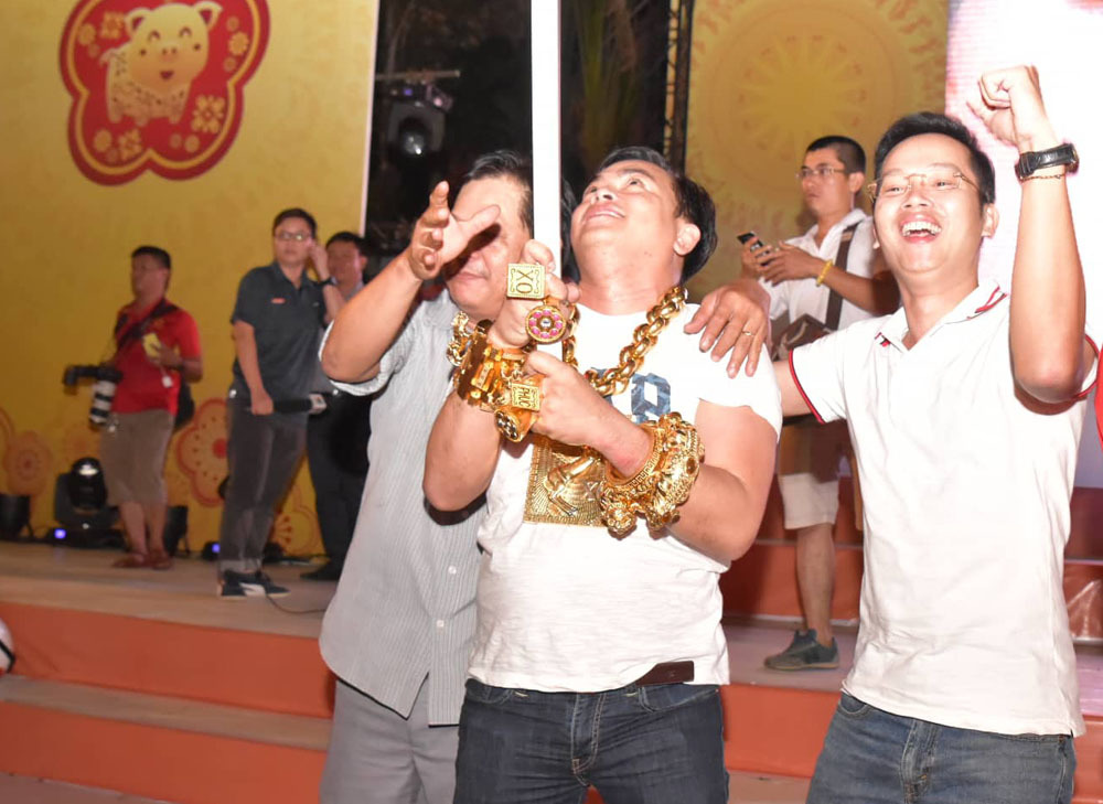 Người đàn ông đeo 13 kg vàng đưa vệ sĩ ra phố cổ vũ tuyển Việt Nam