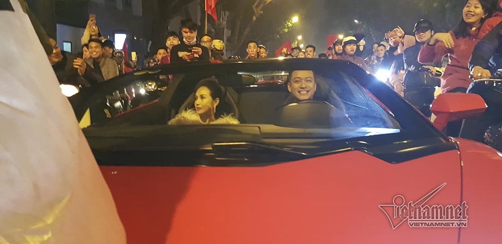 Việt Nam chiến thắng: Lamborghini chở Tuấn Hưng cùng vợ đỏ rực trên phố