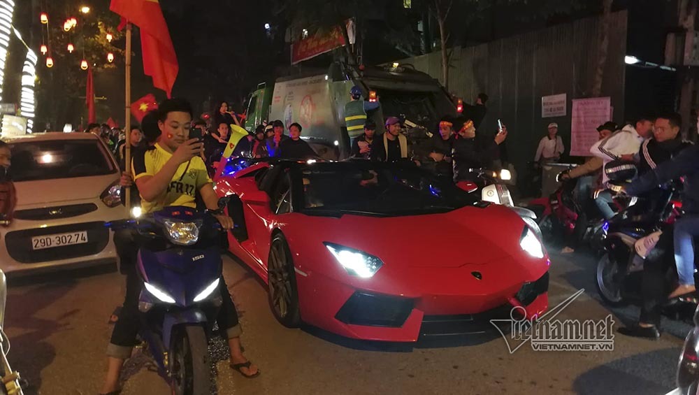 Việt Nam chiến thắng: Lamborghini chở Tuấn Hưng cùng vợ đỏ rực trên phố