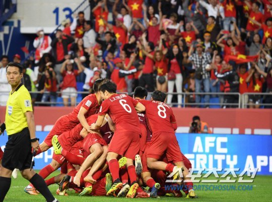 Người hùng Văn Lâm đưa Việt Nam vào tứ kết Asian Cup
