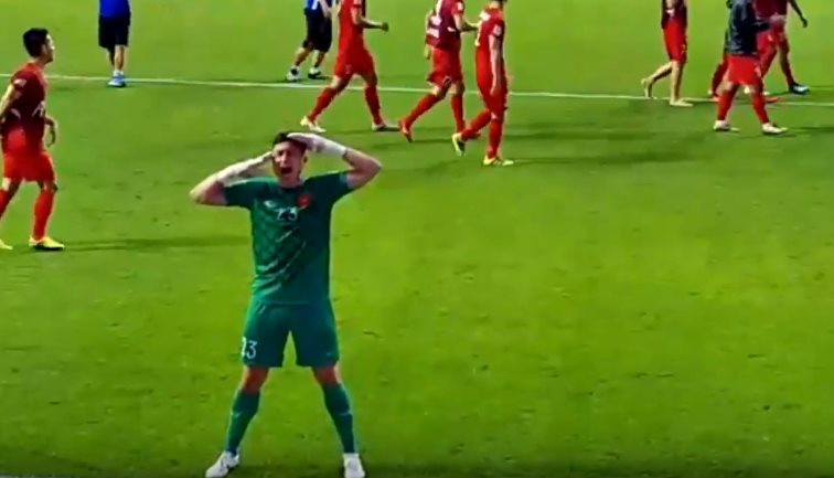 Đặng Văn Lâm tái hiện pha ăn mừng gây sốt ở AFF Cup 2018
