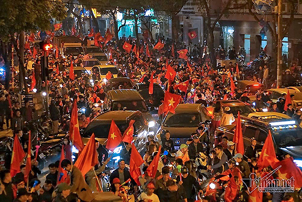 Việt Nam vào tứ kết Asian Cup: Vỡ òa chiến thắng, sung sướng vô cùng