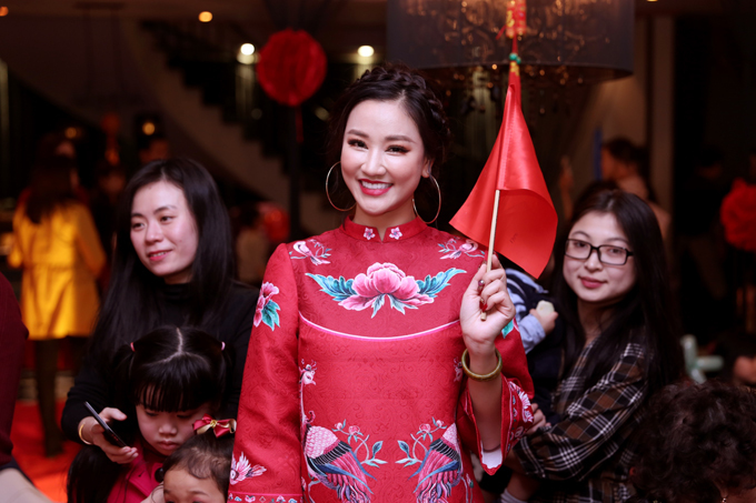Maya hò hét 'Việt Nam giỏi quá' trong tiệc sinh nhật con gái