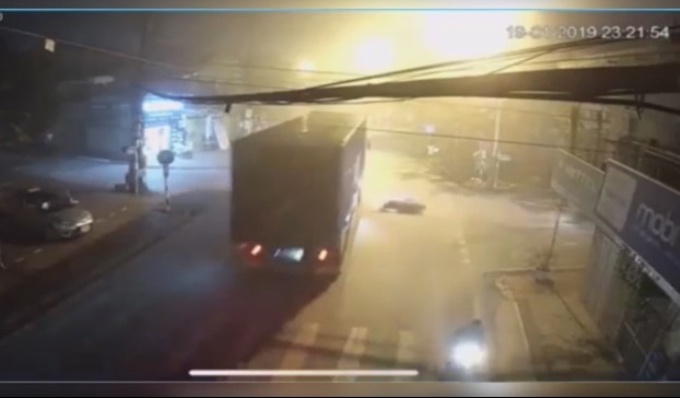 Phóng ẩu qua ngã tư, cuốn ngay vào gầm container