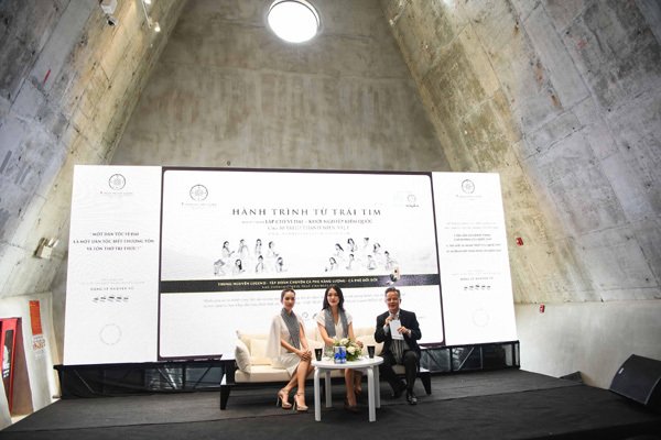 Thùy Dung, Hồng Tuyết tặng sách tại Bảo tàng Thế giới Cà phê