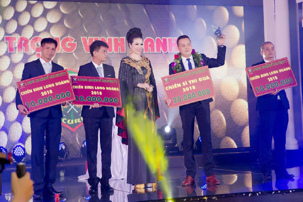 Công ty Long Hoàng trao thưởng 'khủng' trong tiệc Tất niên