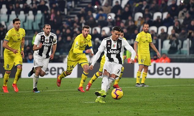 Ronaldo đá hỏng phạt đền, Juventus vẫn thắng 