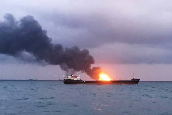 Hai tàu hàng bốc cháy ngùn ngụt trên eo biển Nga, 10 người chết