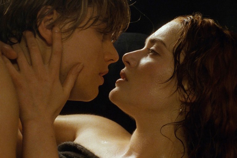 Minh tinh vừa đóng cảnh nóng vừa lo hớ hênh trước ống kính