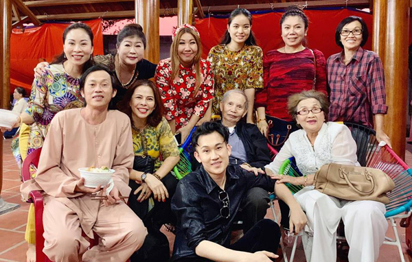 Bố mẹ Hoài Linh đến thăm nhà thờ Tổ 100 tỷ, fan phát hiện điều bất ngờ