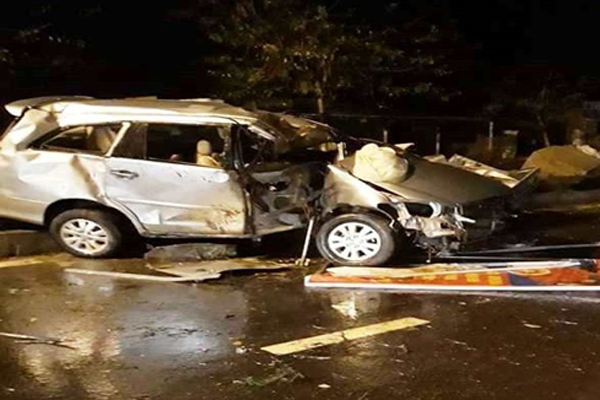 Innova nát bét khi tông con lươn, 2 người nguy kịch