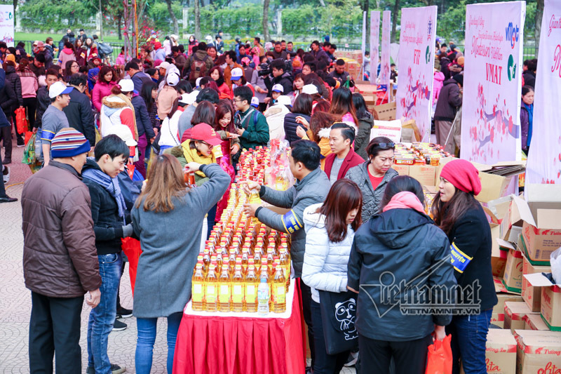 Chồng có thể bị phạt nếu keo kiệt không cho vợ tiền tiêu Tết