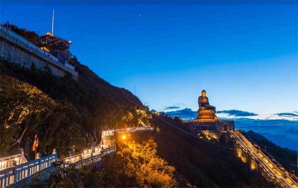 Du xuân, bái Phật tại ‘thành phố trong mây’ đầu năm mới