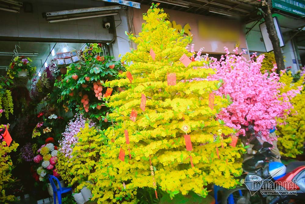 Anh chủ cửa hàng hoa làm điều 'lạ lùng' giữa phố Sài Gòn