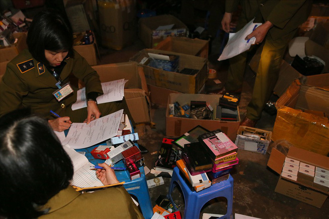 Kho hàng kích dục khổng lồ giữa Hà Nội