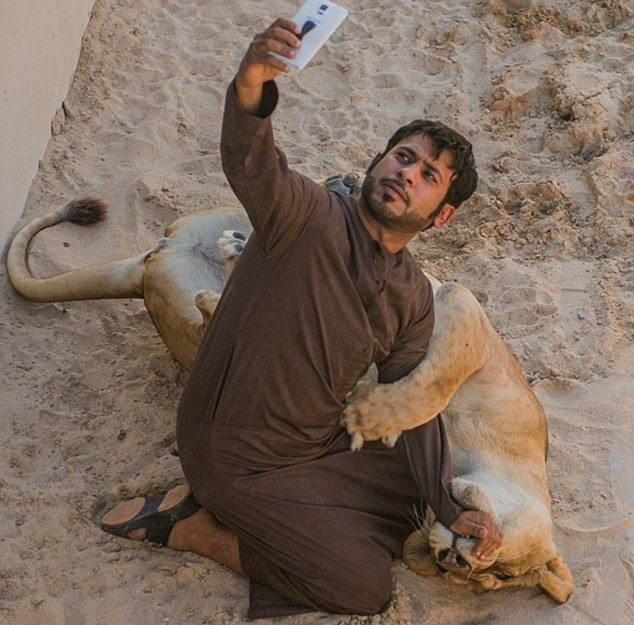 Thú vui nuôi sư tử và sở thích xa hoa của giới nhà giàu Dubai