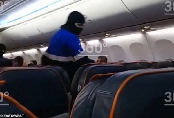 Khoảnh khắc không tặc bị khống chế trên máy bay Nga