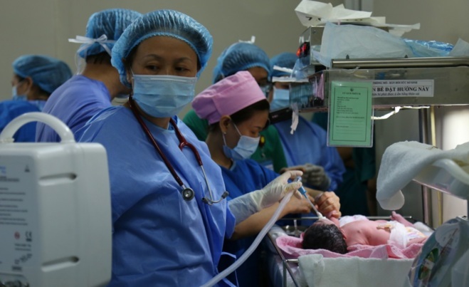 Hai bệnh viện phối hợp mổ thông đường thở cho bé trong bụng mẹ